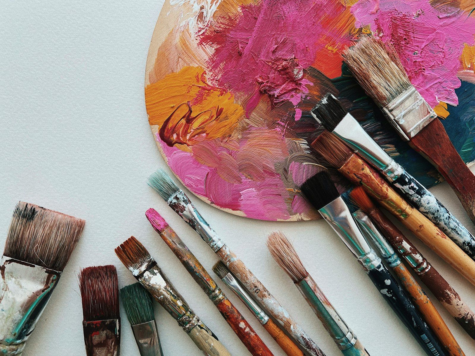 Paint brushes of different sizes